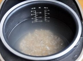 连同浸泡的水，一起倒入电饭煲中，倒入适量的水，开启煮粥模式。