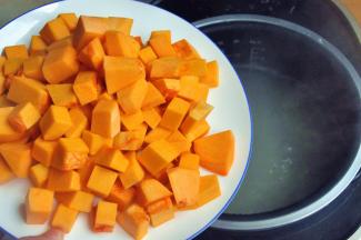 程序进行到40分钟的时候，倒入南瓜丁，继续煮粥，直到程序全部结束。