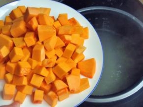 程序进行到40分钟的时候，倒入南瓜丁，继续煮粥，直到程序全部结束。