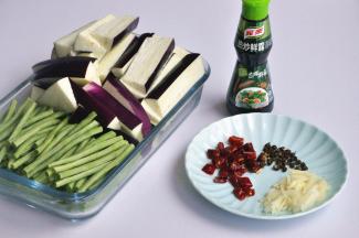 准备材料，将茄子和豇豆洗净切成长条状。