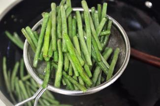 捞出沥干油备用。