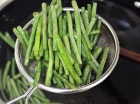 捞出沥干油备用。