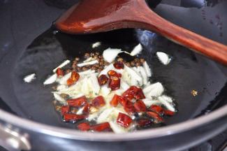 倒入蒜、干辣椒，快速炒出香味，加入干辣椒是为了提味，其实并不辣，小朋友吃完全没问题，喜欢辣椒的你，可以将干辣椒替换成小米辣，味道会更棒哦。