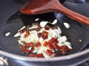 倒入蒜、干辣椒，快速炒出香味，加入干辣椒是为了提味，其实并不辣，小朋友吃完全没问题，喜欢辣椒的你，可以将干辣椒替换成小米辣，味道会更棒哦。