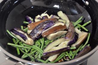 倒入炸过的茄子和豇豆。