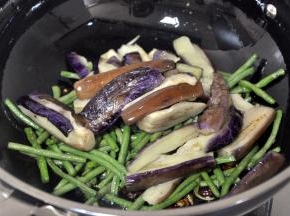 倒入炸过的茄子和豇豆。