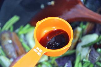 倒入适量的生抽，大约一勺的量，再倒入小半勺的耗油，再加入少许的清水，翻炒入味。