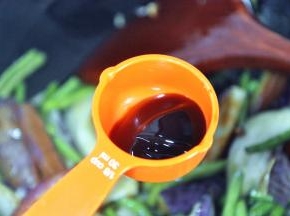 倒入适量的生抽，大约一勺的量，再倒入小半勺的耗油，再加入少许的清水，翻炒入味。