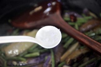 尝一下味道，视情况补充少许的盐，翻炒均匀即可起锅。