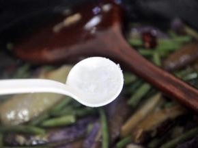 尝一下味道，视情况补充少许的盐，翻炒均匀即可起锅。