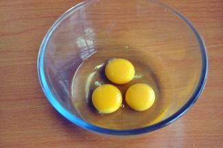 准备材料，将三个鸡蛋放入无油无水的打蛋盆中。