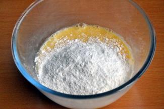 筛入蒸蛋糕预拌粉。