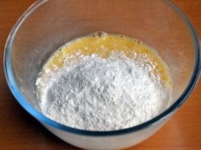 筛入蒸蛋糕预拌粉。