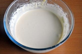 用电动打蛋器打发鸡蛋糊8分钟。