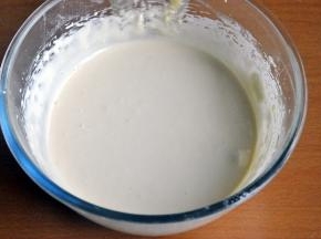 用电动打蛋器打发鸡蛋糊8分钟。