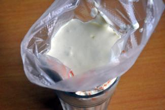 取一个一次性裱花袋，将混合好的面糊倒入其中。