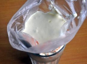 取一个一次性裱花袋，将混合好的面糊倒入其中。