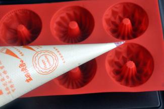 准备一个硅胶的蛋糕模，这样蒸出的蛋糕脱模后会比较光滑。