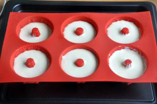 将面糊挤入模具中，7分满，轻轻震一下气泡。