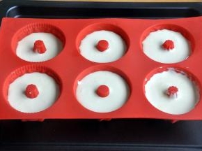 将面糊挤入模具中，7分满，轻轻震一下气泡。