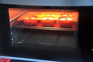 将模具放入蒸烤箱中，100度24分钟，如果没有蒸烤箱，可以用蒸锅替代，选择单个的模具，待水开后，蒸同样的时间就好。