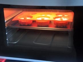 将模具放入蒸烤箱中，100度24分钟，如果没有蒸烤箱，可以用蒸锅替代，选择单个的模具，待水开后，蒸同样的时间就好。