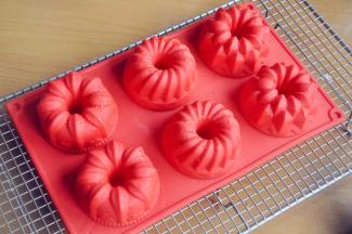 将蛋糕模取出，倒扣在晾架上晾凉。