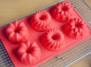 将蛋糕模取出，倒扣在晾架上晾凉。