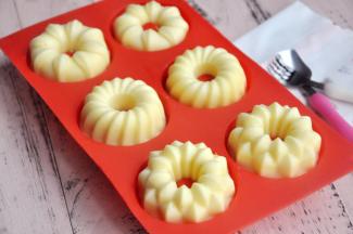 轻轻的一推，蛋糕就出来了，脱模的那一刻，心情美好的无法形容。