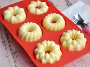 轻轻的一推，蛋糕就出来了，脱模的那一刻，心情美好的无法形容。