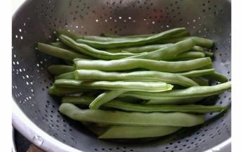 梅豆择去头尾洗净