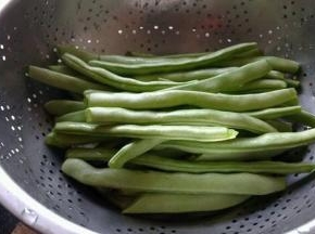 梅豆择去头尾洗净