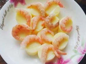 玉子豆腐切小段  虾仁剥壳留尾去虾线然后放在玉子豆腐上   撒上盐  放入上汽的锅上蒸6分钟
