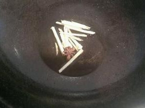 锅内留少许底油  生姜切丝和八角桂皮一同放入炒香   再加入一勺郫县豆瓣酱炒出红油