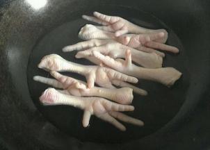 鸡爪剪掉指甲  冷水下锅焯至水开即可  然后用水冲洗干净