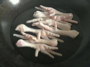 鸡爪剪掉指甲  冷水下锅焯至水开即可  然后用水冲洗干净