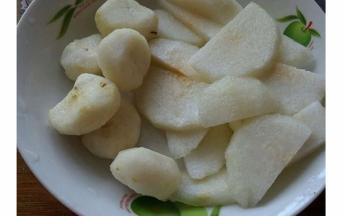 马蹄和梨去皮切小块