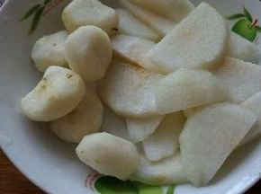 马蹄和梨去皮切小块