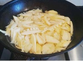 放入沸水中焯十分钟  捞出沥干水