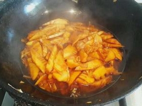 倒入笋翻炒   加入酱油  白糖   料酒小火焖20分钟左右