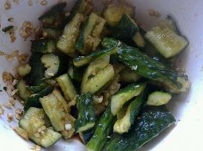 放入黄瓜内拌匀即可