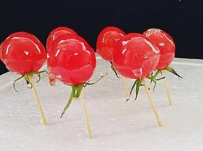 然后插在泡沫上或沾了水的盘子上即可