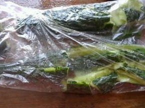 洗净去头尾放入保鲜袋用刀背拍散