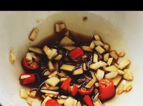 将大蒜末  盐  酱油  醋   白糖  香油调成料汁