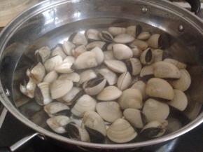 锅里的水烧开后，加入白贝