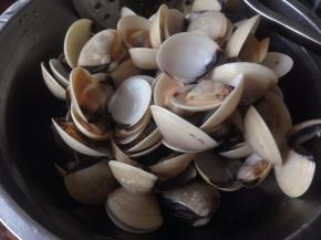 大概煮五、六分钟至白贝壳打开，将白贝捞起来，再清洗一下，我家习惯将半边没肉的壳去掉，不去也是可以的