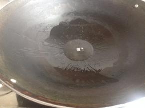 热锅下油