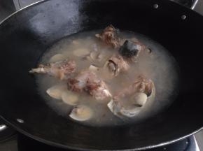 加入热水和盐