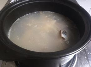 将锅里的食材和水全部倒进瓦煲里，盖上锅盖煮六、七分钟