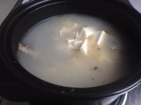 加入豆腐，继续煮10分钟左右